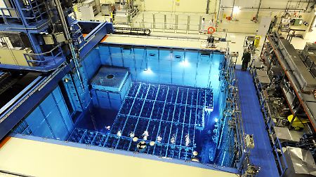 Mitarbeiter des Kernkraftwerks Krümmel während Wartungsarbeiten neben dem Brennelemente-Lagerbecken und dem Flutraum mit dem geöffneten Reaktor.