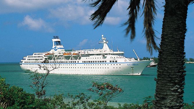 30 Jahre Traumurlaub: Kreuzfahrtschiffe auf hoher See