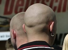 Demonstranten auf einer Neonazi-Veranstaltung in Berlin.
