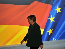 Merkel findet in der Euro-Krise ihre Rolle.