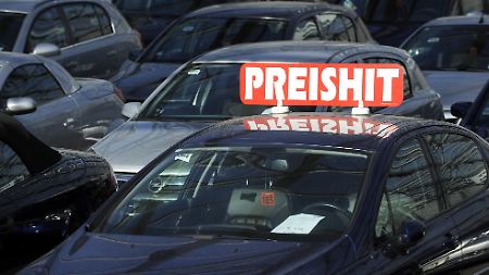Die Autohändler müssen sich was einfallen lassen, um ihre Fahrzeuge loszuwerden.