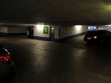 Dunkel und eng: Das Parkhaus Kreuzstraße 27 in Düsseldorf kann sich gar nicht sehen lassen.