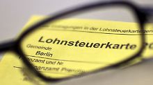 Ein Steuerklassen-Wechsel kann Geld in die Familienkasse spülen.