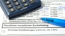 Pfändungsschutz: Schuldner können trotz einer Kontopfändung weiter am bargeldlosen Zahlungsverkehr teilnehmen.