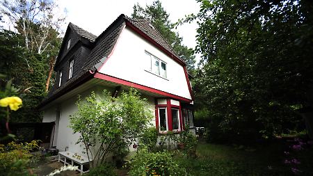 Verena Becker wohnt seit zehn Jahren in einer Berliner Villensiedlung.