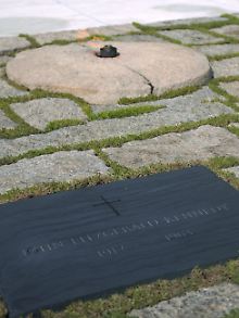 Gedenkplatte und ewige Flamme für den ermordeten US-Präsidenten John F. Kennedy.