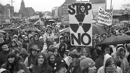 Zahlreiche Demonstranten ziehen als Protest gegen eine Anlage zur Wiederaufbereitung von Brennstäben und ein Endlager für hochradioaktiven Müll in Gorleben durch die Innenstadt von Hannover (Archivfoto vom 31.03.1979). 