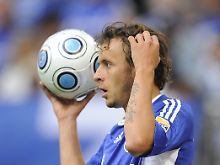 Noch nicht wieder am Ball: Schalkes Rafinha wird in Gelsenkirchen vermisst.