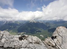Blick von einem Gipfelgrat auf der Zugspitze bei Garmisch-Partenkirchen nach Österreich.