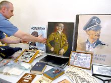 Im Jahr 2005 beschlagnahmtes Material der Neonazigruppe "Hauptvolk".
