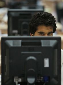 Ein Wahlhelfer gibt Daten in einen Computer ein.