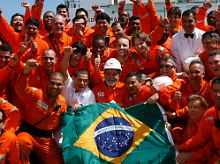 "Ordnung und Fortschritt": Brasiliens Präsident Luiz Inacio Lula da Silva (mit Helm) mit Petrobras-Angestellten auf einer Ölplattform vor der Küste (Archivbild).