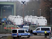 In Dannenberg stehen bereits die Abdeckhauben für den Straßentransport der Castor-Behälter bereit.