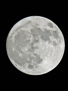 Vollmond von der Erde aus fotografiert. 