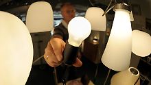 Die Glühlampen sollen weg, doch die auf Leuchtstoffröhrentechnik basierenden Energiesparlampen bekommen Konkurrenz.