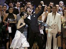 Jubelnde Japaner: Hirishi und Kyoko Yamao holten den Weltmeistertitel in der Kategorie "Salon-Tango".