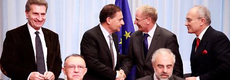 So stellt man sich das vor als EU-Energiekommissar: Grenzüberschreitende Zusammenarbeit.