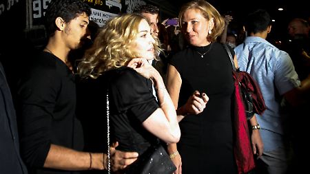 Neben einer Hebräisch-Lehrerin und einem Gymnastiklehrer hat Madonna auch eine private Putzfrau dabei - und ihren eigenen Jesus.