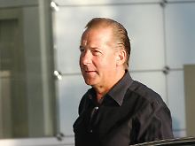 Dienstag, 01. September 2009: Eick auf dem Weg zur Pressekonferenz in Düsseldorf.