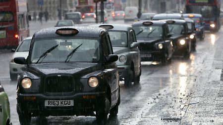 Die eleganten schwarzen Taxis gehören zum London-Klischee wie das schlechte Wetter.