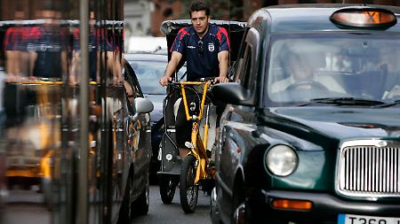 Die schwarzen Londoner Taxis haben einen guten Ruf wegen ihrer ausgezeichneten Ortskenntnis. Aber auch Rikschafahrer fahren einen durch die Stadt.