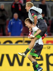Huckepack in die Kurve: Marco Reus trägt Doppeltorschütze Mike Hanke zu den Fans.