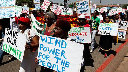 "Windkraft für alle", fordern diese Demonstranten in Durban.