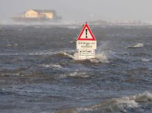 Die Sturmflut setzt den gesamten Sandstrand und die Salzwiesen vor St. Peter-Ording unter Wasser.
