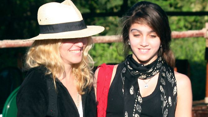 Maria Lourdes Leon: Mini-Madonna übernimmt