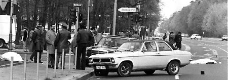 Der Tatort in Karlsruhe nach dem Attentat am 7. April 1977.