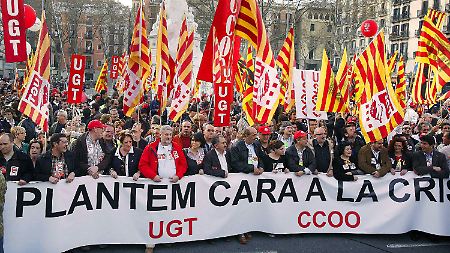 "Stellt euch der Krise" steht auf einem Plakat bei einer Gewerkschaftsdemonstration im März dieses Jahres in Barcelona. Auch ein halbes Jahr später hat sich Spaniens Wirtschaft nicht stabilisiert.