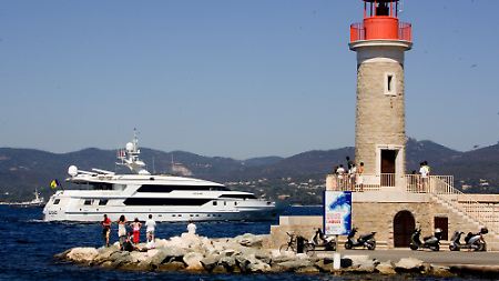 Jacht im Hafen von St. Tropez.