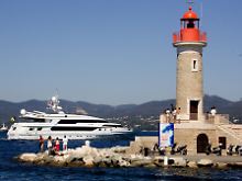Am Hafen von Saint Tropez gibt es nicht nur Jachten zu bestaunen, sondern auch Kunst.