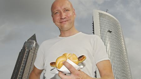 Thomas Brauße ist vom Investmentbanker zum Imbissbesitzer geworden. Er denkt über eine börsenspezifische Menükarte nach: Currywurst DAX oder Nikkei zum Beispiel.