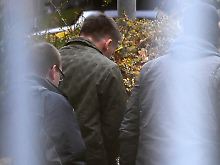 NSU-Unterstützer Wohlleben (M.) wird in Karlsruhe von der Bundespolizei abgeführt.