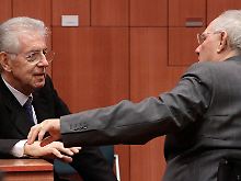 Italiens neuer Premier Monti im Gespräch mit Finanzminister Schäuble. Allein Italiens Schuldenberg hat sich auf 1,9 Billionen Euro angehäuft. 