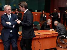 Juncker (l.) spricht mit Frankreichs Finanzminister Baroin. Auch Frankreich droht die Abwertung seiner Bonität.