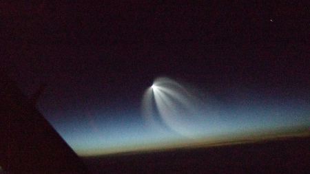 Das Foto zeigt eine "glühende Himmelsspinne", die ein Lufthansa-Pilot am 20.11.2009 über dem Nordatlantik bei Grönland morgens beobachtete und fotografierte.