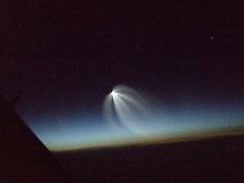 Das Foto zeigt eine "glühende Himmelsspinne", die ein Lufthansa-Pilot am 20.11.2009 über dem Nordatlantik bei Grönland morgens beobachtete und fotografierte.