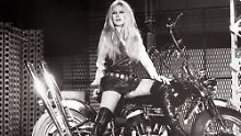 Brigitte Bardot in jungen Jahren oder: ein heißer Feger auf einem heißen Bike.