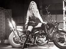 Brigitte Bardot in jungen Jahren oder: ein heißer Feger auf einem heißen Bike.