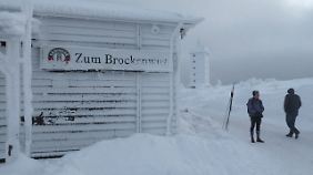 An klaren Tagen reicht die Sicht 100 Kilometer weit, an trüben nur bis zur nächsten Wolkenfront. Im Schnitt kommen täglich gut 4000 Menschen auf den Brocken