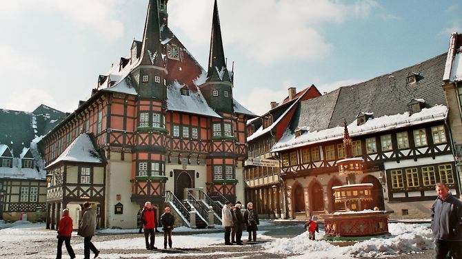 Die Harzer Schmalspurbahn steuert auch sehenswerte Orte wie Wernigerode an - hier der winterliche Rathausplatz.