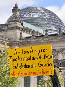 Plakat vor dem Reichstag.
