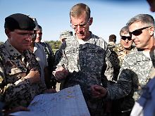McChrystal (M.) am Ort des Angriffs. Links der Kommandeur des Bundeswehr-Lagers in Kundus, Oberst Georg Klein. Er hatte die Luftunterstützung angefordert und den Angriff befohlen.