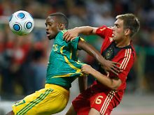 Da ist er wieder, der hart umkämpfte Ball. Hier streiten sich Philipp Lahm, rechts, und Bernard Parker. 