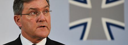 Verteidigungsminister Jung bleibt bei seiner Version, es seien keine Zivilisten getötet worden. 