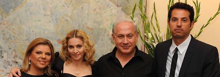 Madonna mit Benjamin  Netanjahu, seiner Frau Sara und ihrem israelischen Manager Manager Ozeri (l).