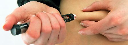 Diabetiker müssen sich ihr Leben lang Insulin spritzen.