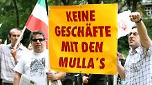 Proteste von Exil-Iranern in Hamburg. Das Ölland Iran hatte Benzin rationieren müssen.